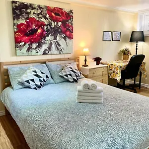 Perfect Home-private Washrooms,free Parking,high Speed Net Homestay
